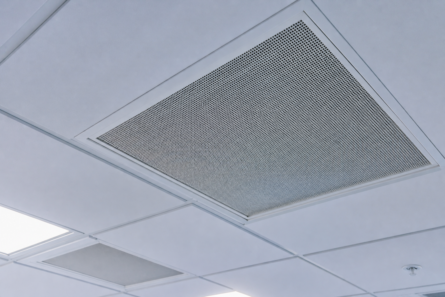 Ceiling-mounted HEPA filter diffuser in a suspended ceiling